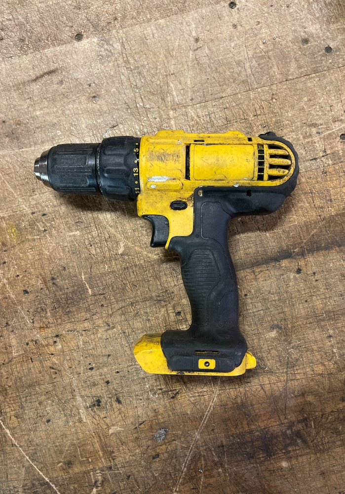 DEWALT DRILL DRIVER SET [CASE + 2 DRILLS + BATTERY + CHARGER]