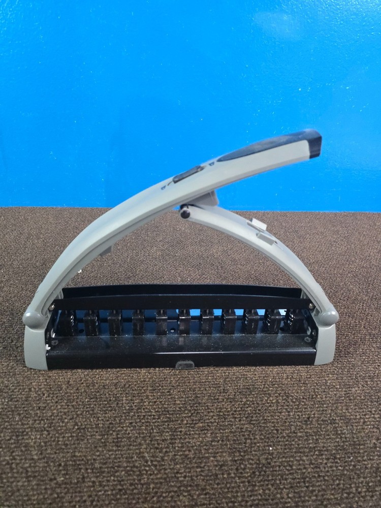 Staples ARC Adjustable Hole Punch 8-Sheet Capacity A4/Letter