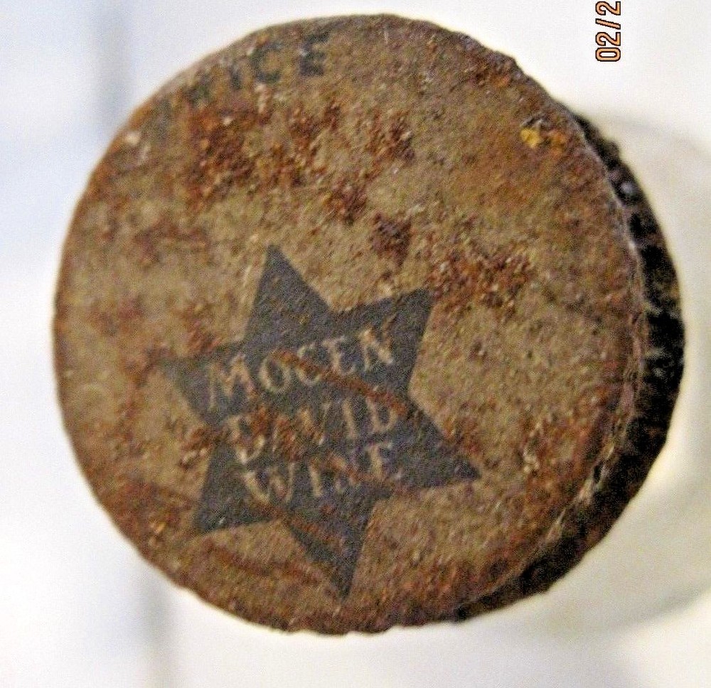 1961 Mogen David Wine Bottle 4 oz with Label and cap b60