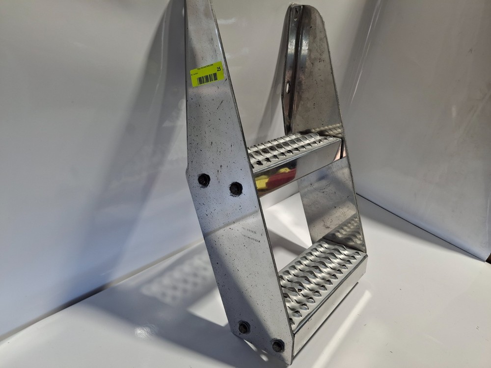 Peterbilt HIGH POLISHED 14 inch frame step