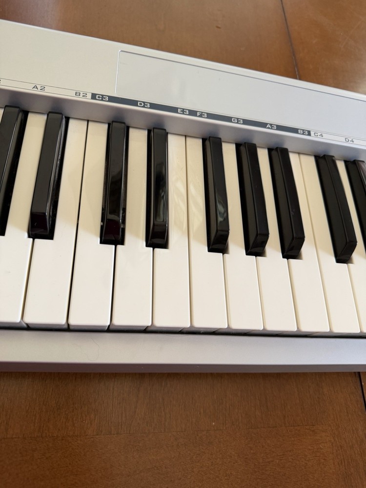 M-Audio Keystation 61es 61-Key USB MIDI Keyboard Controller Pitch Modulation