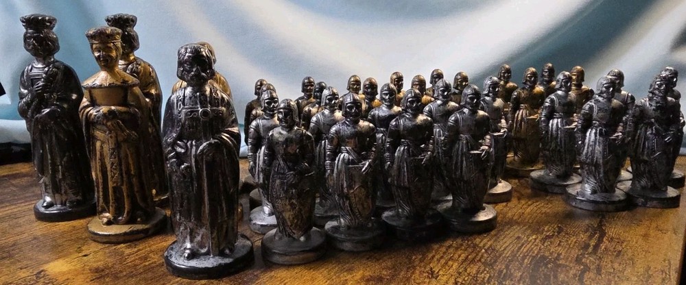 VINTAGE ROXY MEDIEVAL CHESS SET, REPLACEMENT WEIGHTED PLASTIC PIECES