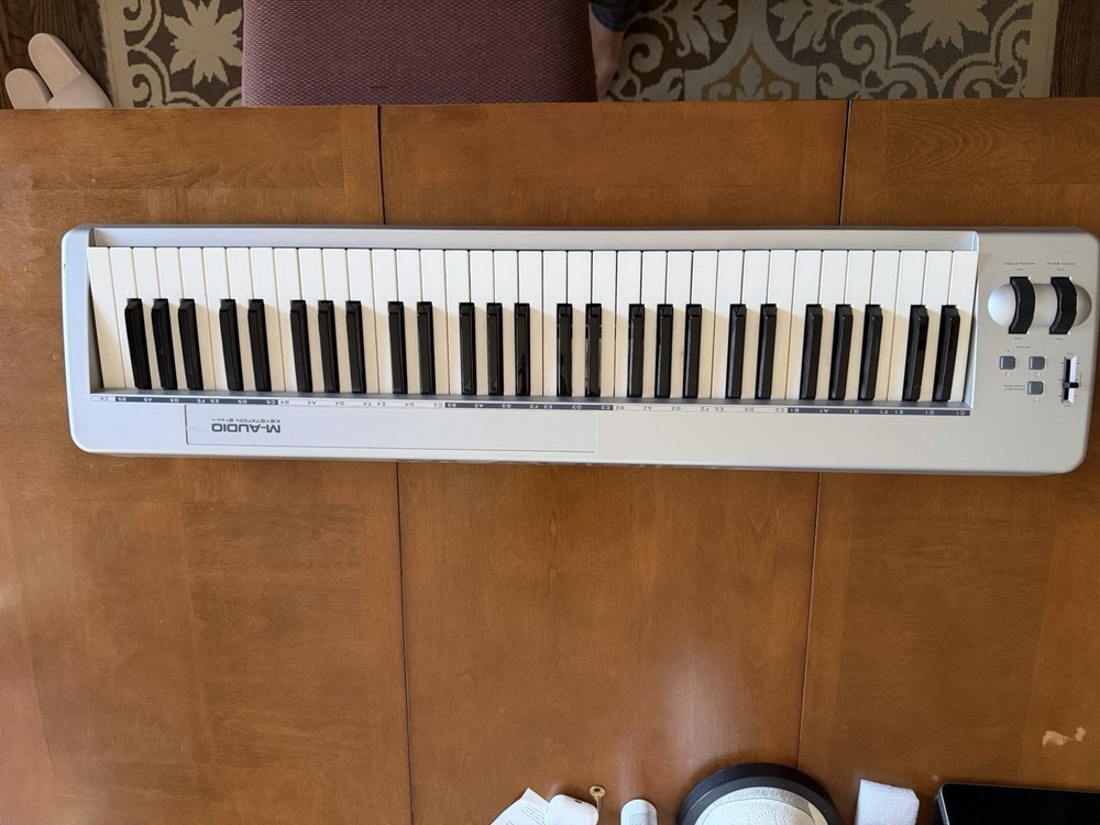 M-Audio Keystation 61es 61-Key USB MIDI Keyboard Controller Pitch Modulation