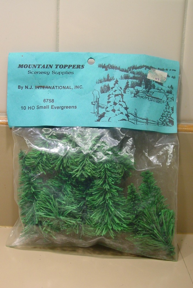 HO Scale Mountain Toppers 10 Small Evergreens