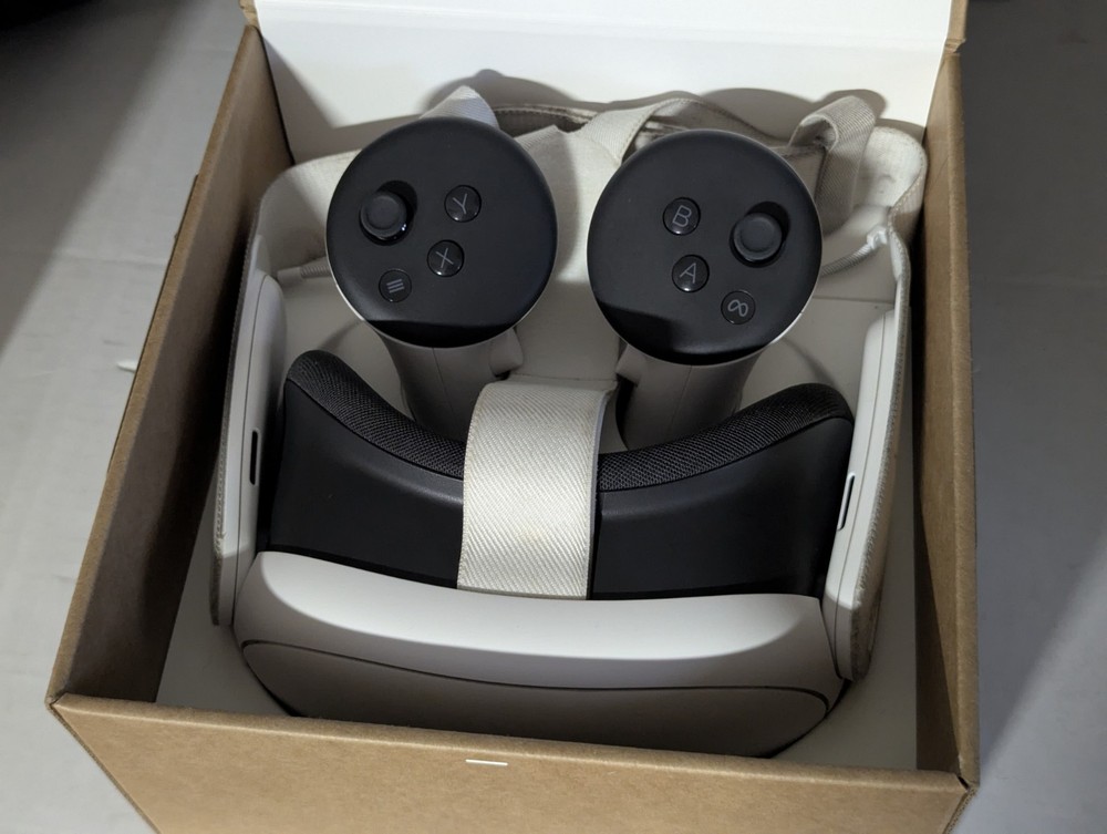 Meta Quest 3 VR Headset - 128GB - Headset & Controllers only