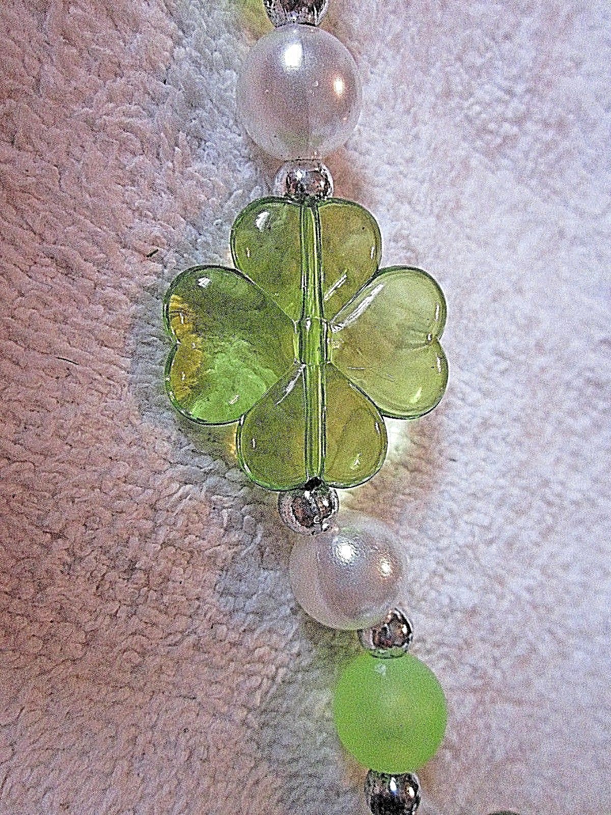 BEAUTIFUL ST. PATRICK'S ACRYLIC "GREEN SHAMROCKS" MARDI GRAS IRISH BEAD (B661)