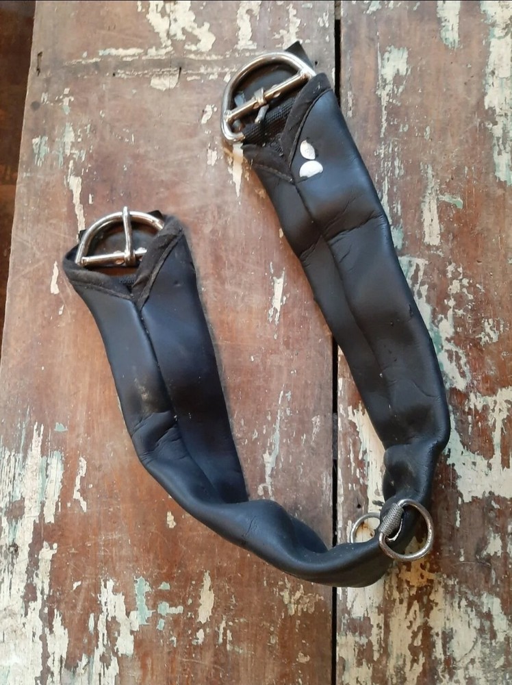 Black rubber cushioned girth strap