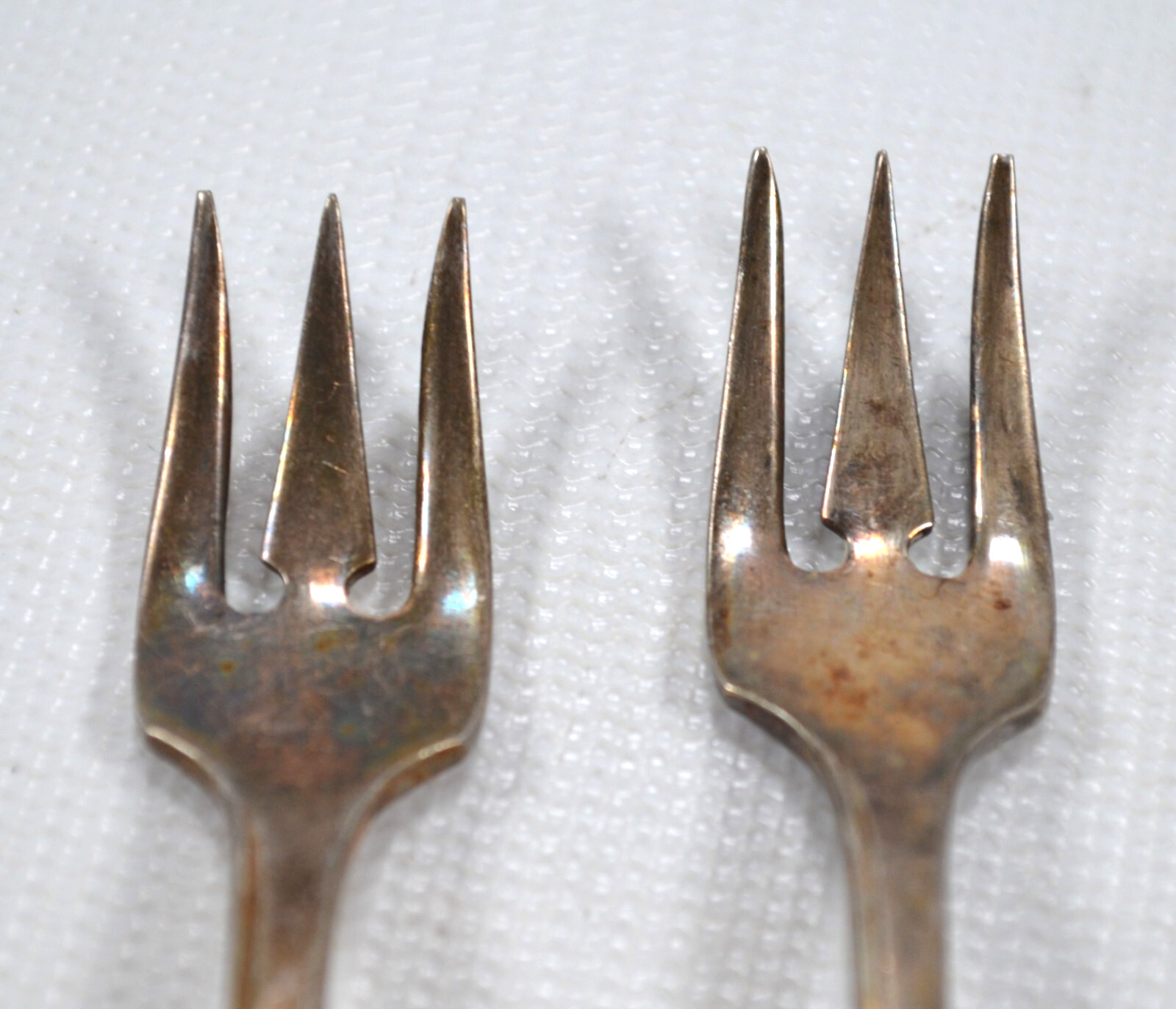 2 Wm A Rogers Oneida Silverplate Shrimp / Cocktail Forks 6” Unknown Pattern