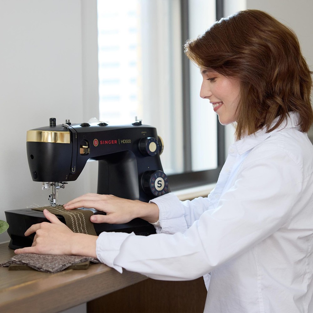 SINGER® HD500 Classic Black Sewing Machine & Hard Carrying Case Bundle