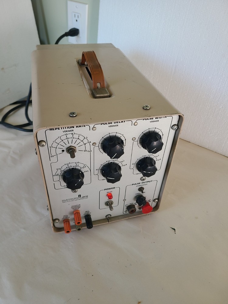DataPulse 100R Pulse Generator 37000-153, 115VAC, Powers Up, AS IS UNTESTED
