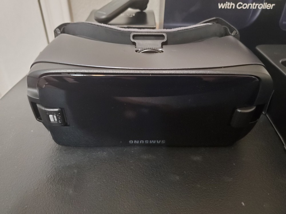 Samsung Gear VR Powered By Oculus Virtual Headset Controller Model SM-R324