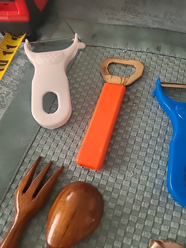 VINTAGE KITCHEN TOOLS (BIN TT)