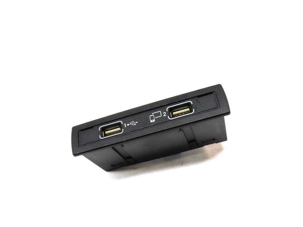 2016 MERCEDES GLA250 (X156) USB PLUG IN PANEL