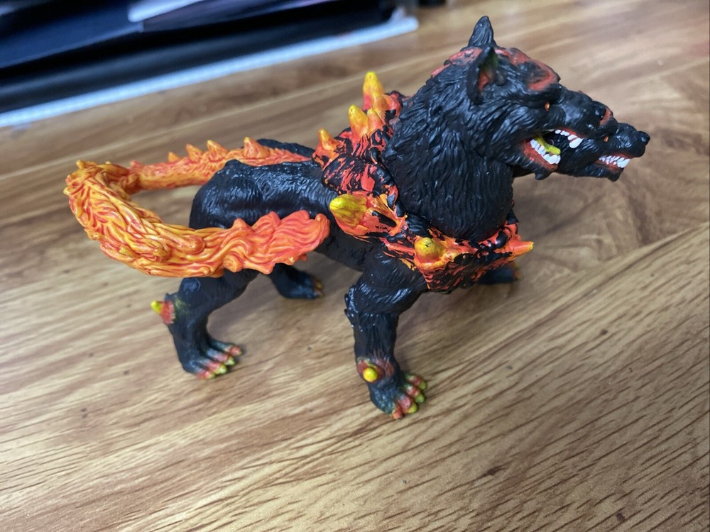 Schleich Stunning Eldrador Hellhound dog 42451