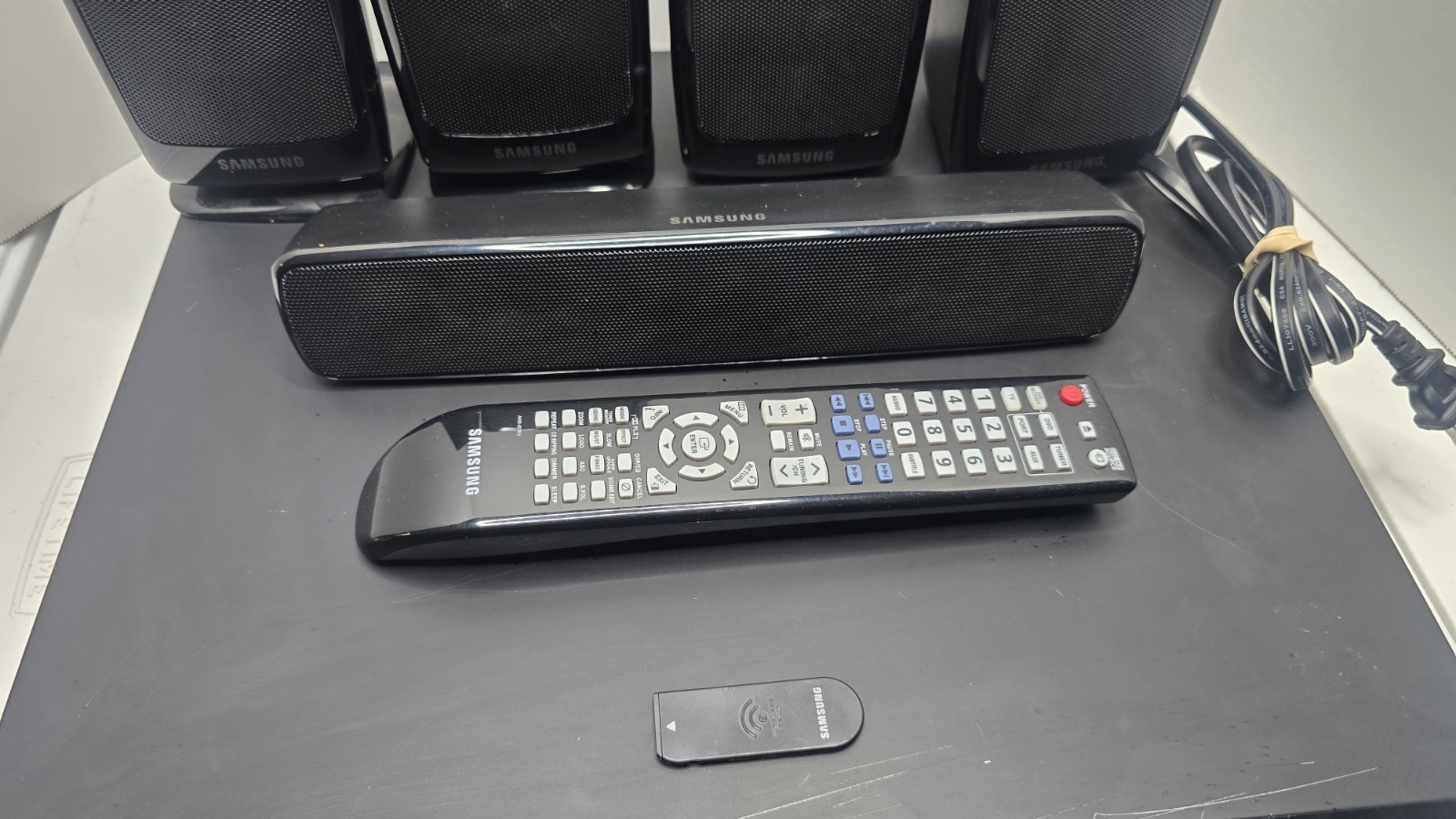 Samsung HT-Z520 5 Disk CD/DVD Home Theater System (Tested, 5 Speakers + Wire)