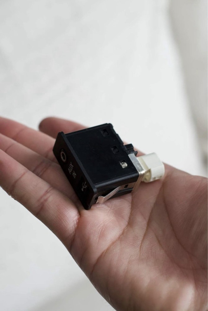 OEM BMW E82 E88 E90 E92 M3 AUX Port USB Plug Input Jack Connector Aux-In