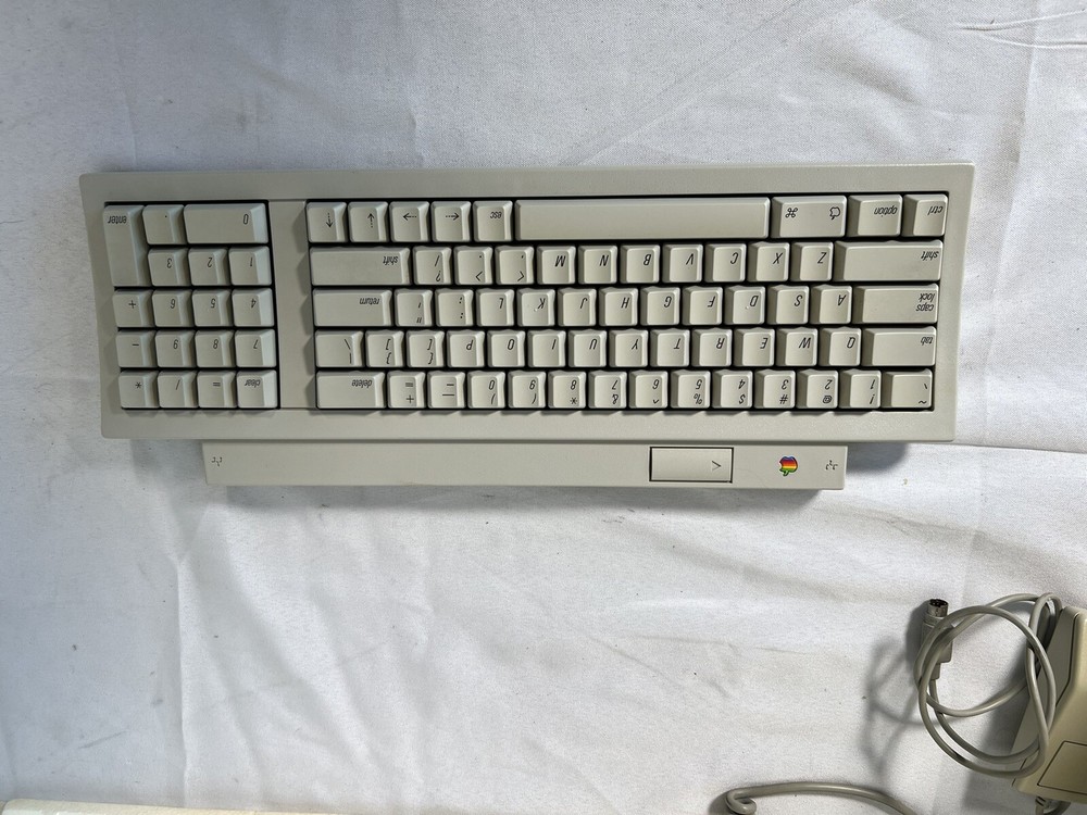 VTG Apple Macintosh Classic Computer Complete w/Box Paperwork Mouse More *READ