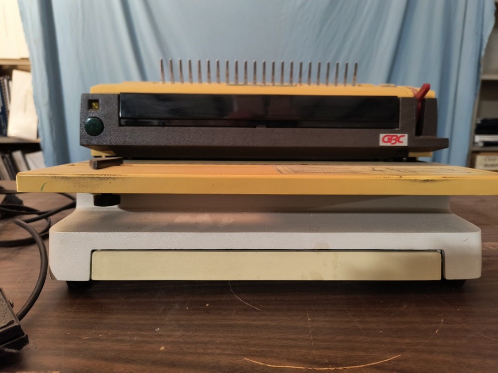 General Binding Corp (GBC) Model 470 KM