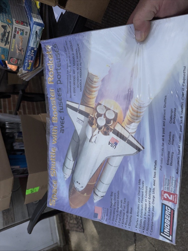 Lindberg 1:200 scale Space Shuttle with Boosters Model Kit Skill Level 2