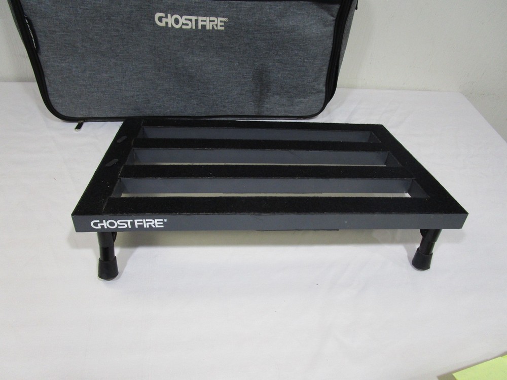 Nice Ghostfire Guitar Effects Pedalboard w/ Case ------------------------- Cool!