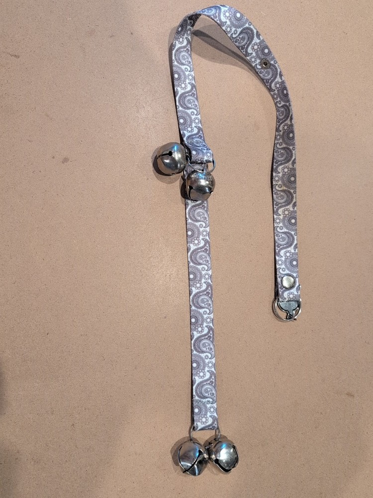 MIGHTY PAW TINKLE BELLS [Grey Paisley) EUC