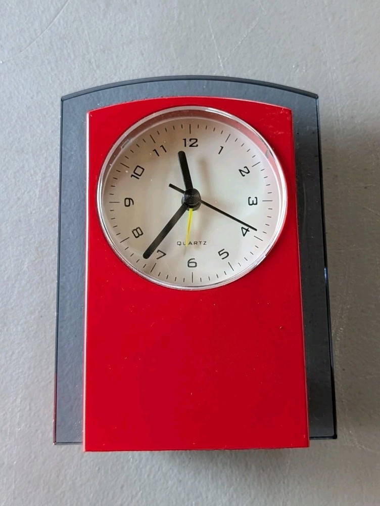 Modern Red and Black Quartz Desk Clock Minimalist Rectangular Tabletop 5"