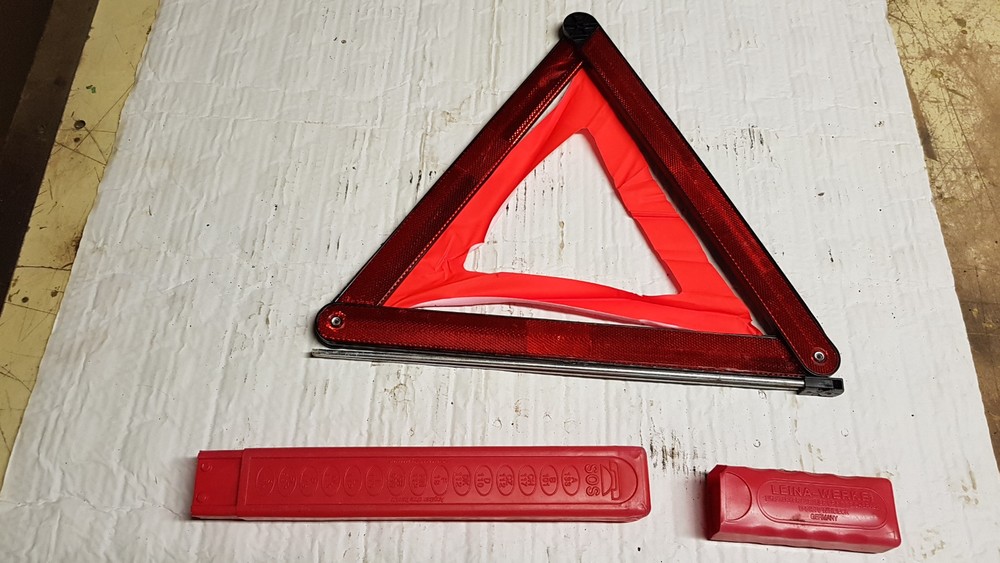 27R030302 warning triangle with plastic sleeve