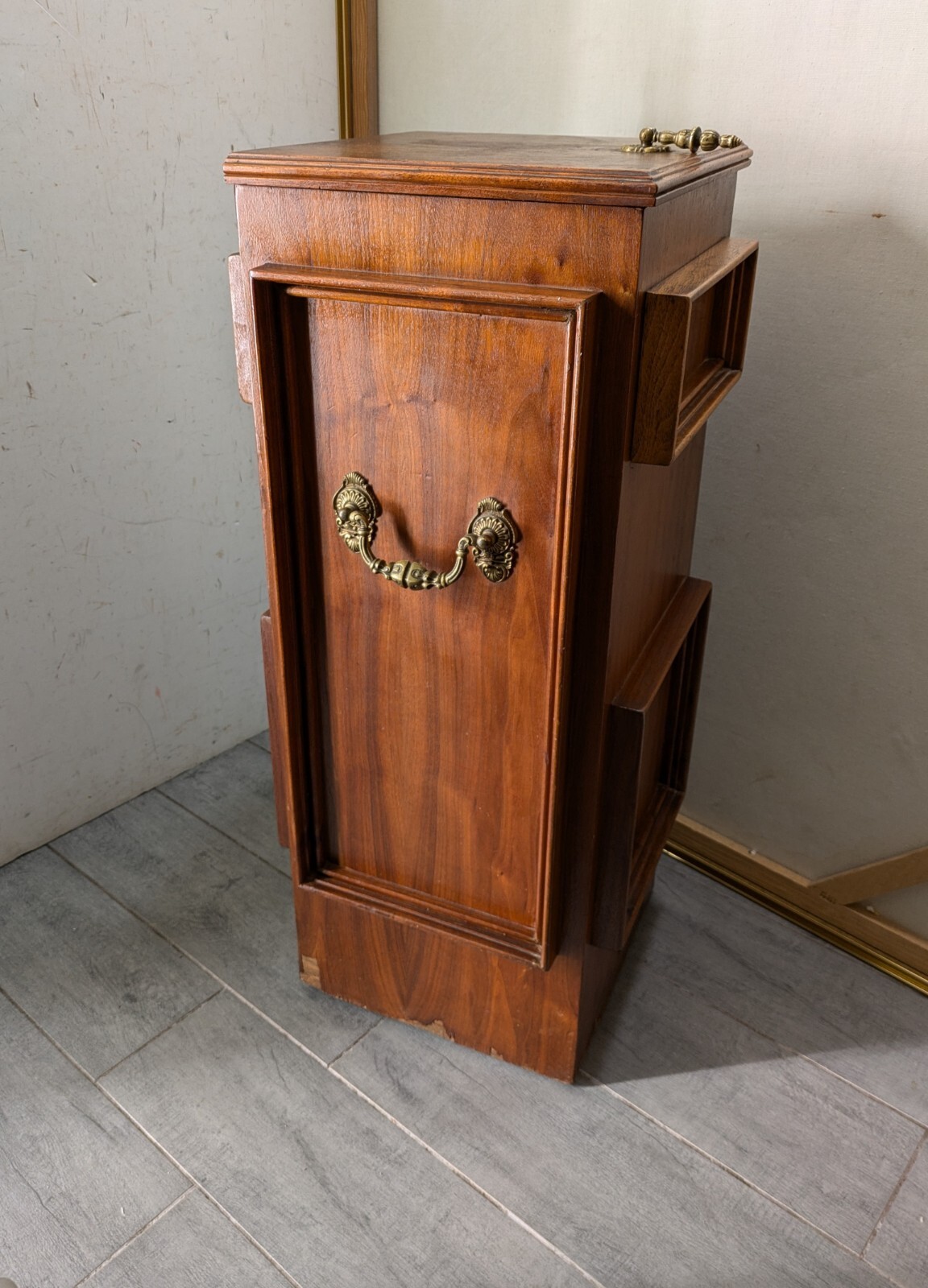 Vintage Art Deco English Regency Flip Top Cellarette Liquor Bar Rolling Cabinet