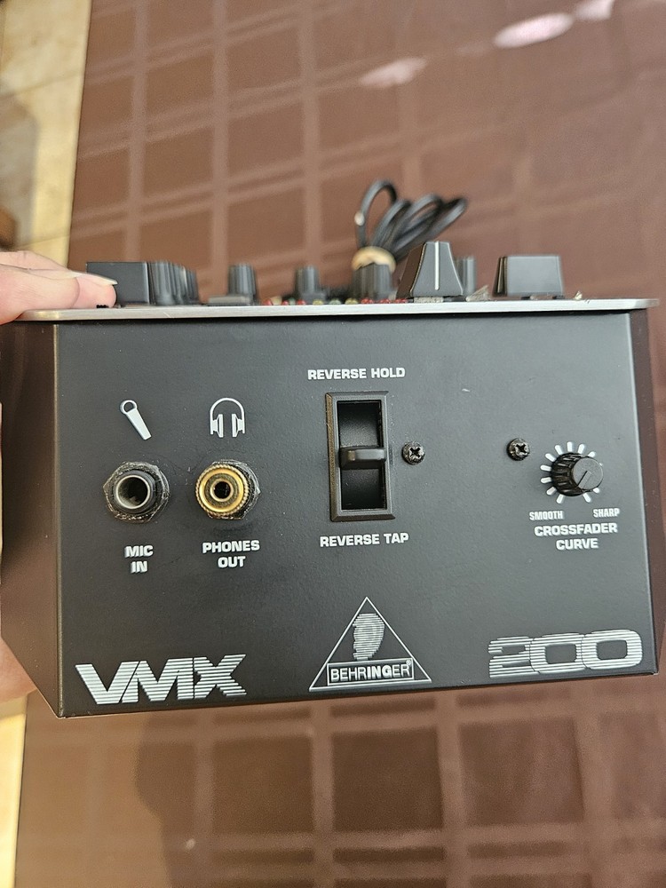 Behringer VMX200 Fully VCA Controlled DJ Mixer