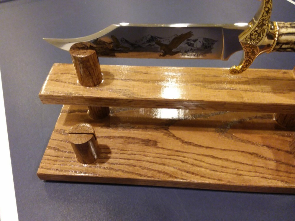 DOUBLE BOWIE KNIFE RED OAK DISPLAY STAND