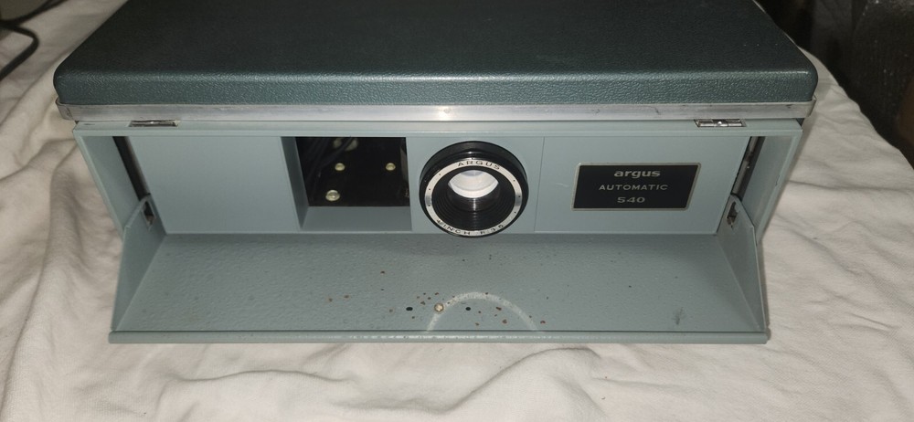 VTG Argus 540 Automatic Slide Projector Powers Up. Needs light Bulb