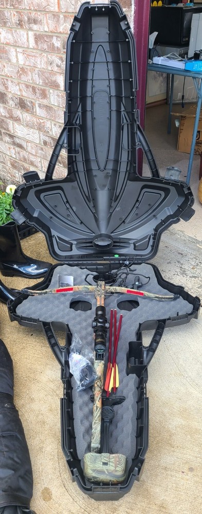 cross bows for sale with case, scope,bolts,pull back and accessories