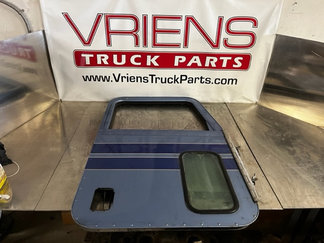 PETERBILT RH / PASS SIDE DOOR ASSEMBLY, MISSING INNER PANEL AND OUTER