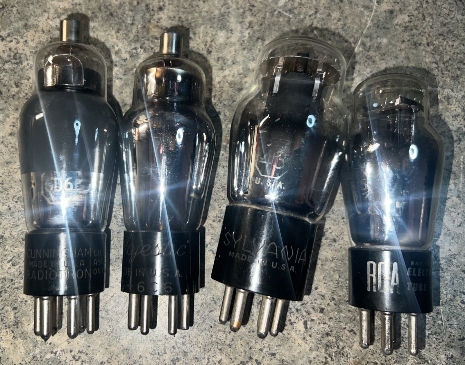 LEWOL Tabletop Broadcast Receiver. Model: "LEVORE" . Rare model. Works great !!