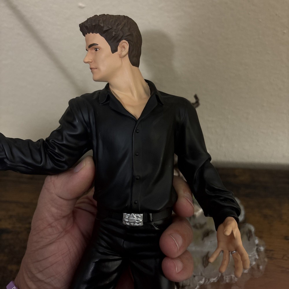 Angel (Buffy the Vampire Slayer/David Boreanaz - Varner Studios) statue