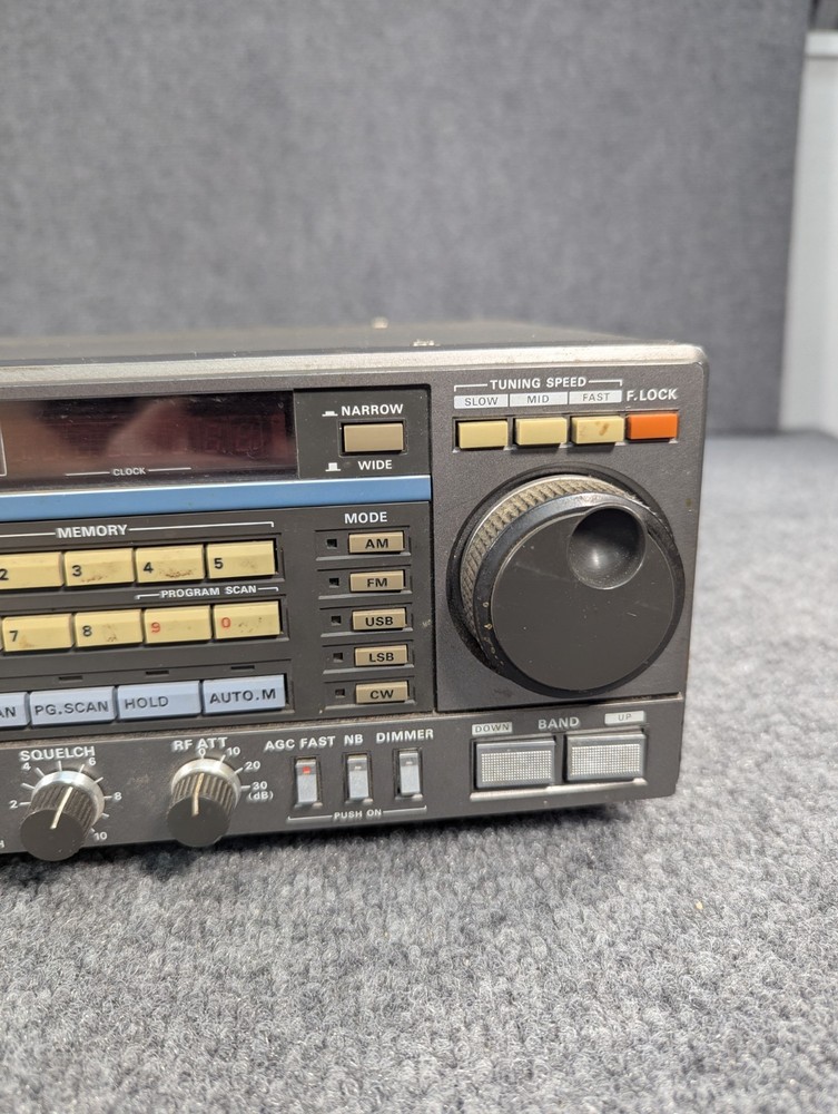 Excellent KENWOOD R-2000 COMMUNICATIONS RECEIVER POWERS ON