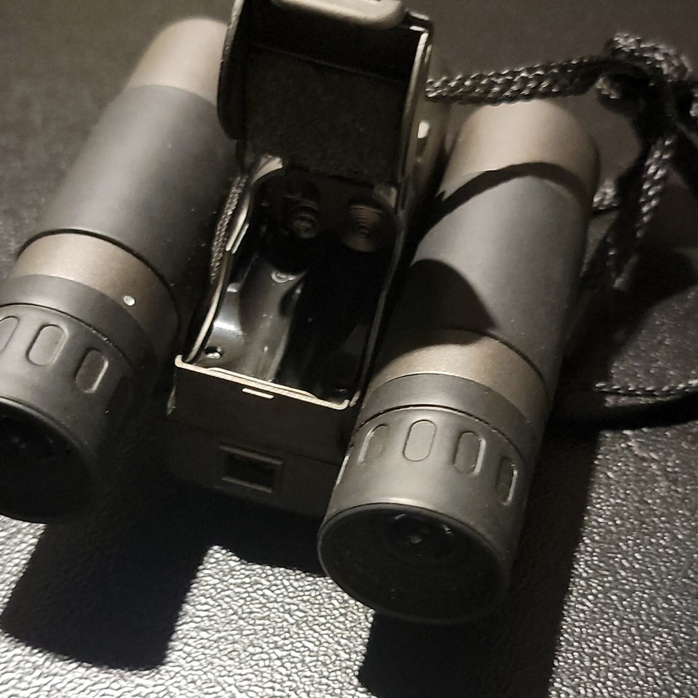 Famous Trails Bino-Camera DCB-822 8x22 Binocular & Digital Camera Untested