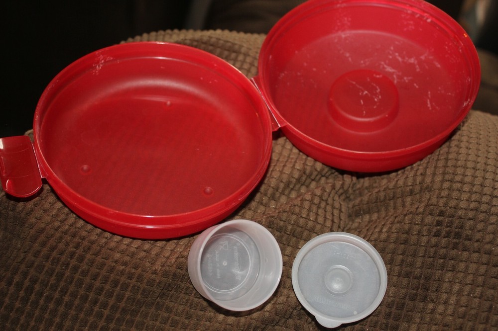 TUPPERWARE SANDWICH KEEPER RED ROUND WITH WHITE SMIDGET