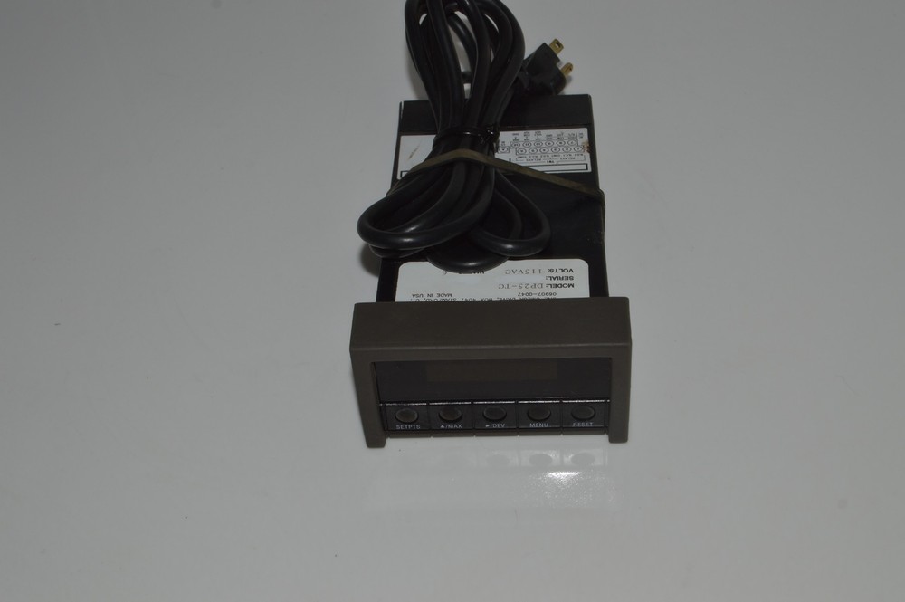 OMEGA PROGRAMMABLE DIGITAL THERMOCOUPLE METER. DP25-TC  (UFY96)