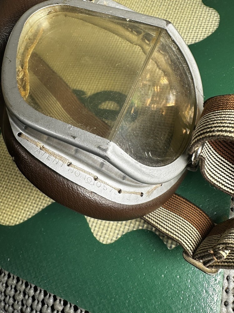 VINTAGE STADIUM MOTORCYCLE / PILOT'S GOGGLES