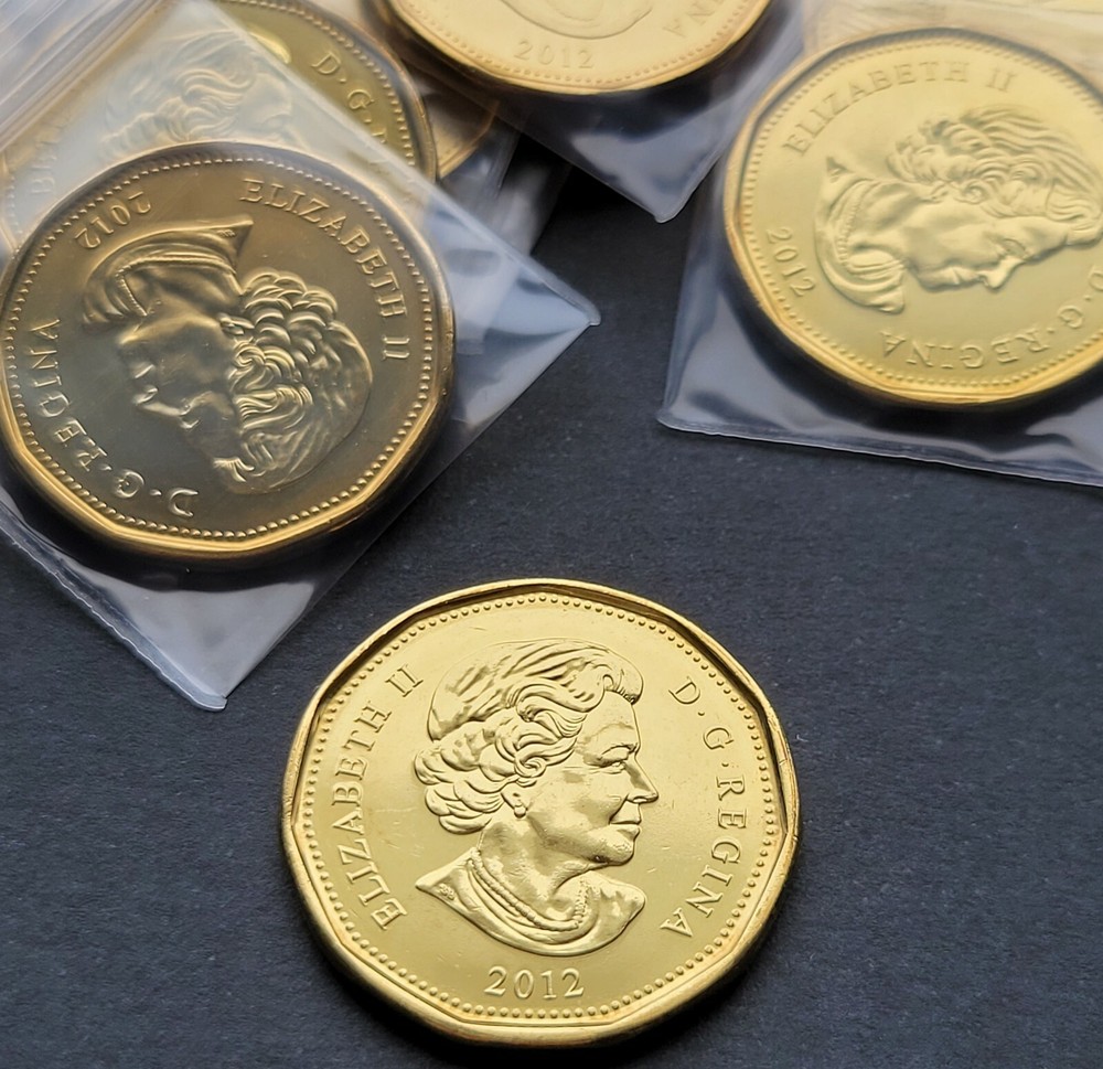 *** CANADA  LOONIE  2012 *** FROM  MINT  ROLL ***