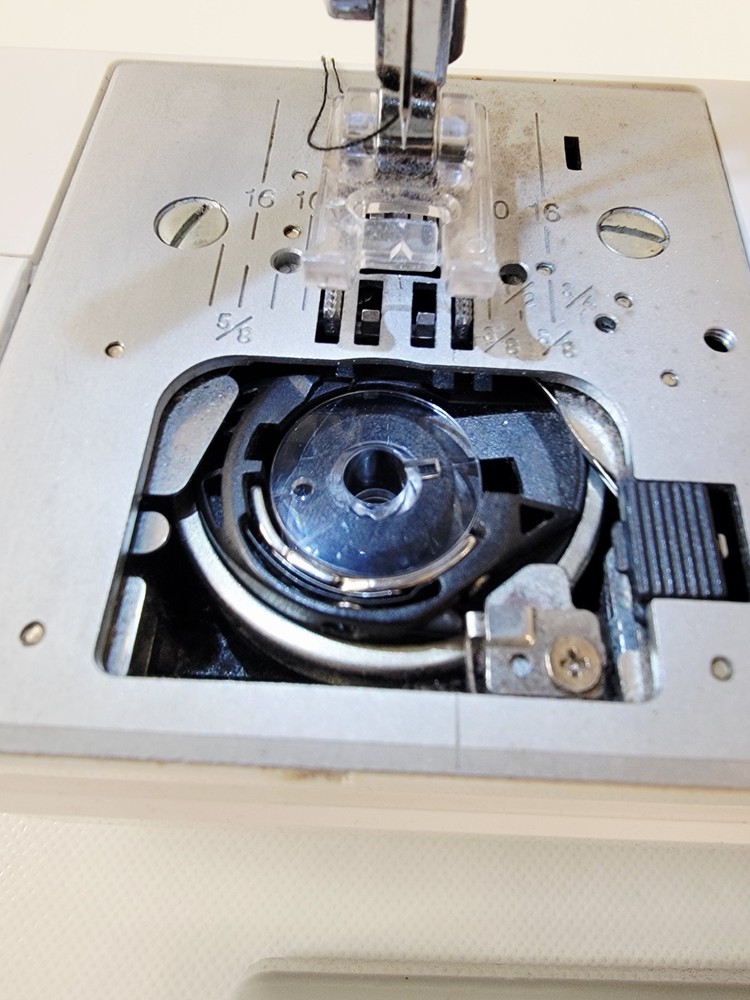 Singer Patchwork 7285 Sewing & Quilting Machine W/ Extension Table - VIDEO