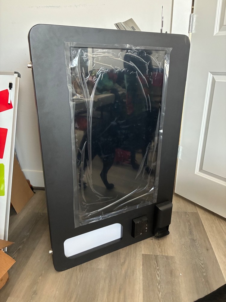 *New* Smart vending machine with ID scanner 32-inch touchscreen