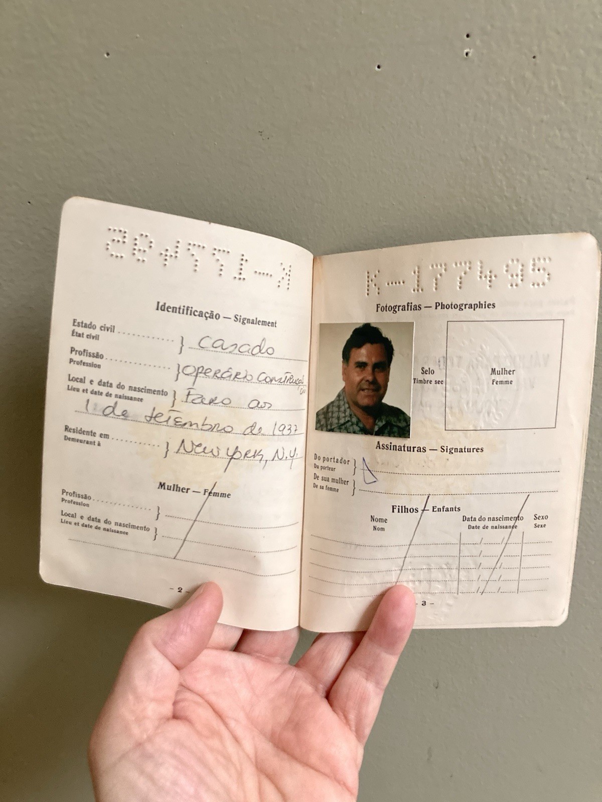 Vintage Portugal Passport New York Consular Revenue Stamp 1986 obsolete Passport