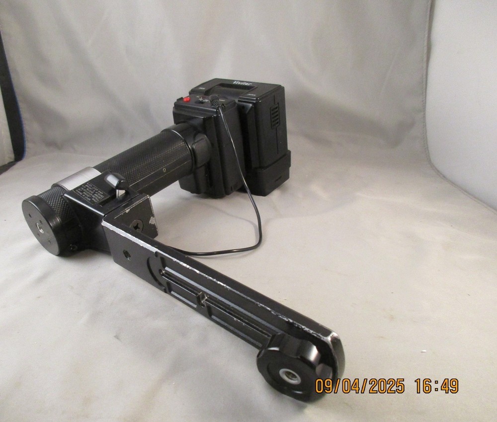 Vivitar 3900 Auto Thyristor Flash w/bracket, cable & block used good condition