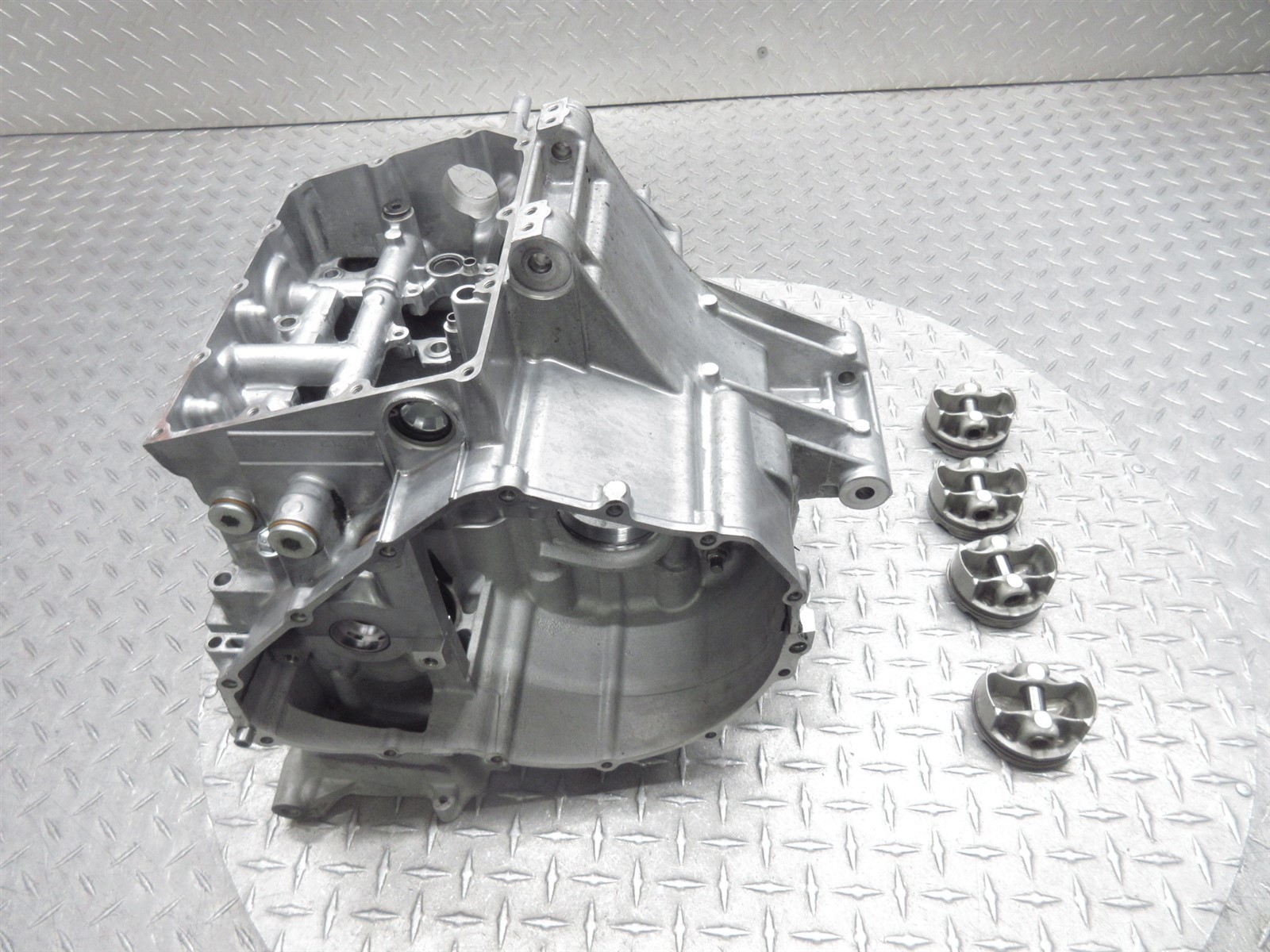 2007 06-07 Suzuki GSXR 600 GSXR600 Crankcase Case Engine Motor Block Piston Lot