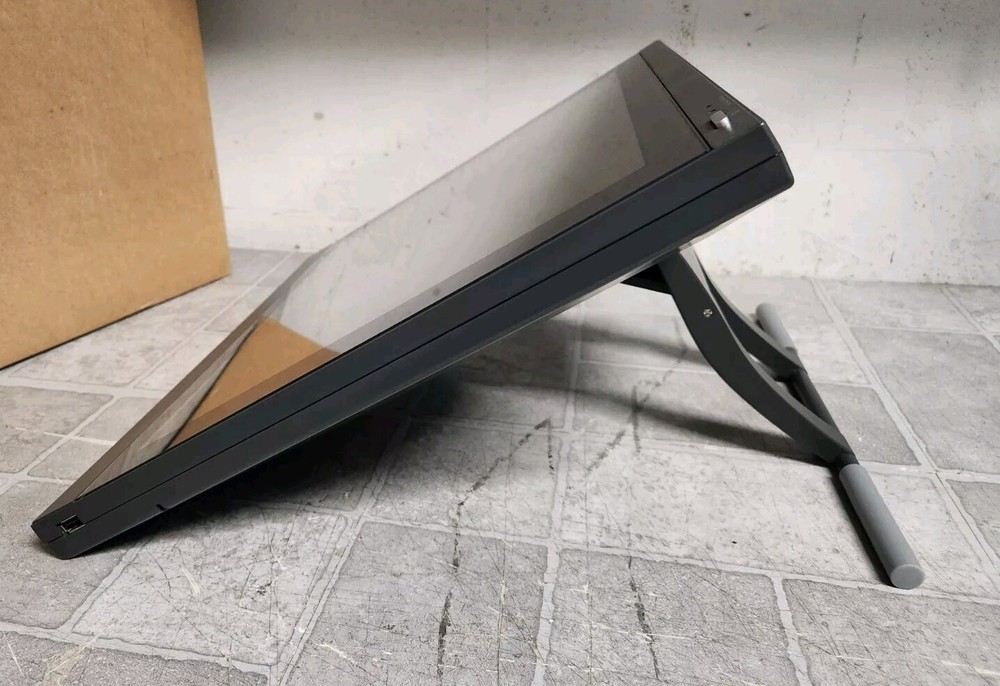 Wacom LCD tablet DTF-720 Interactive Pen Display