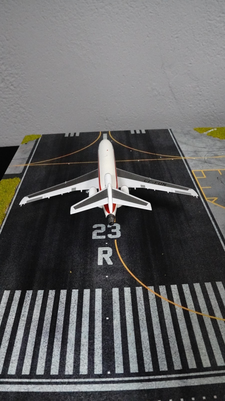 Deluxe 1/200 Scale Runway Base with Taxiway
