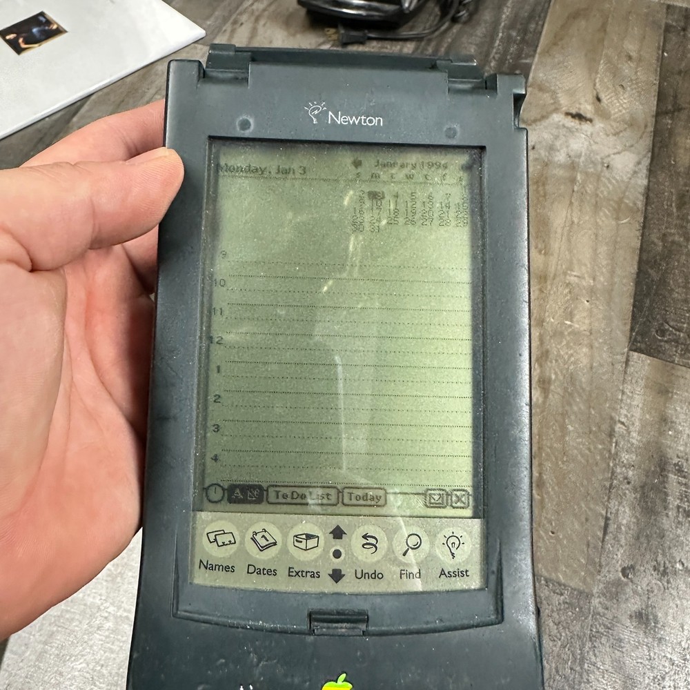 APPLE NEWTON MESSAGEPAD 110 Powers Up - No stylus or accessories