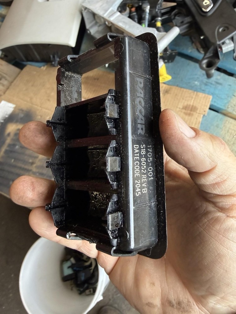 PETERBILT BEZEL SWITCH S18 6052